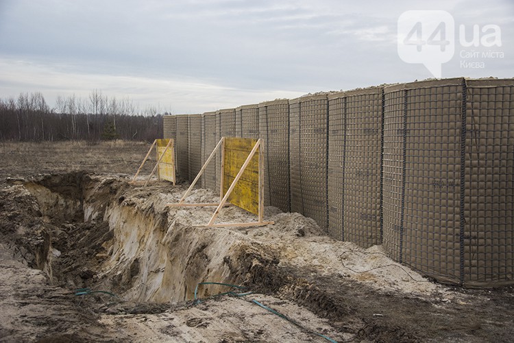 Украинские военные провели испытания американских разборных оборонительных сооружений под Киевом