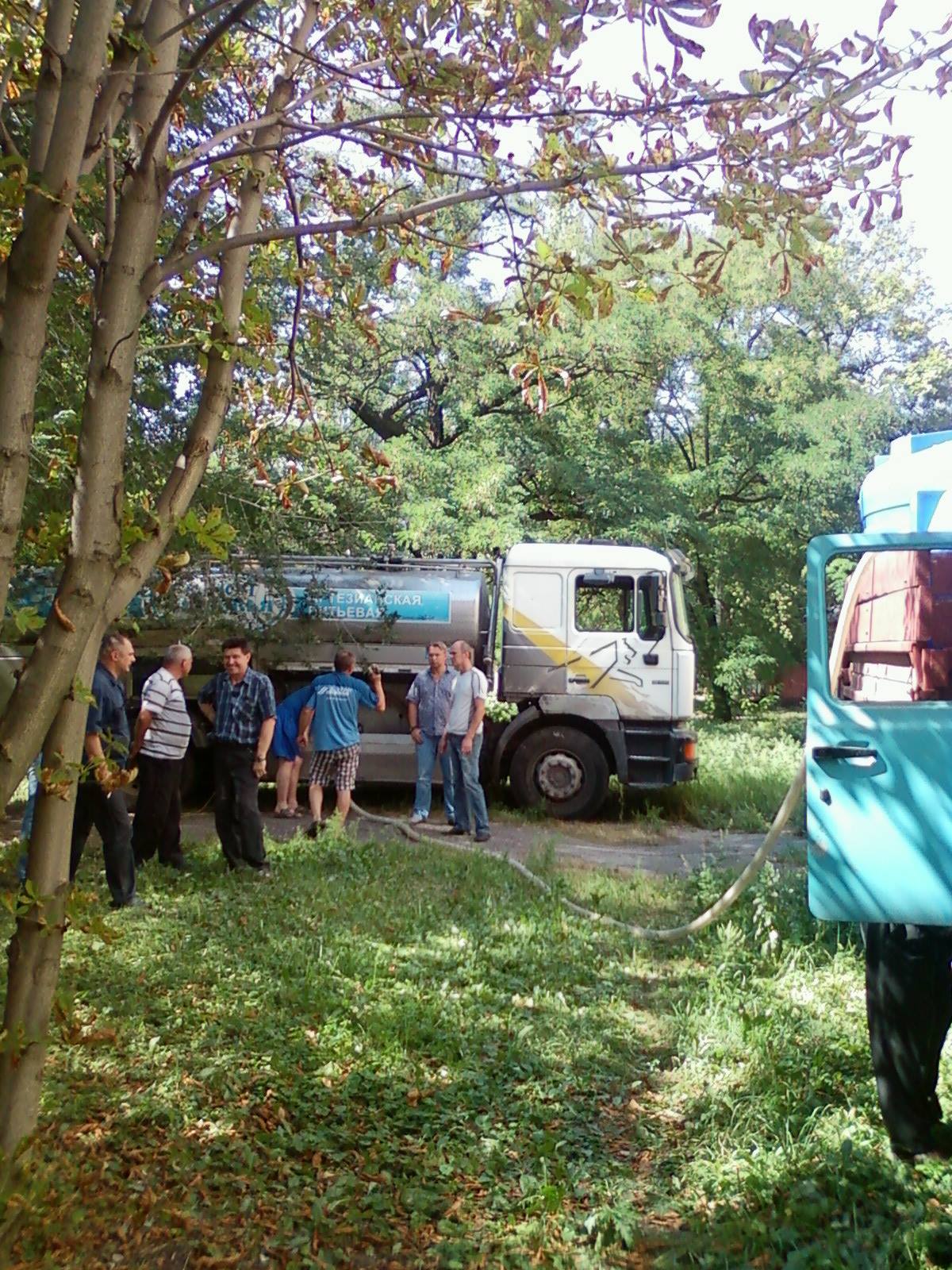 ​Донецкие коммунальщики продолжают обеспечивать питьевой водой жителей города