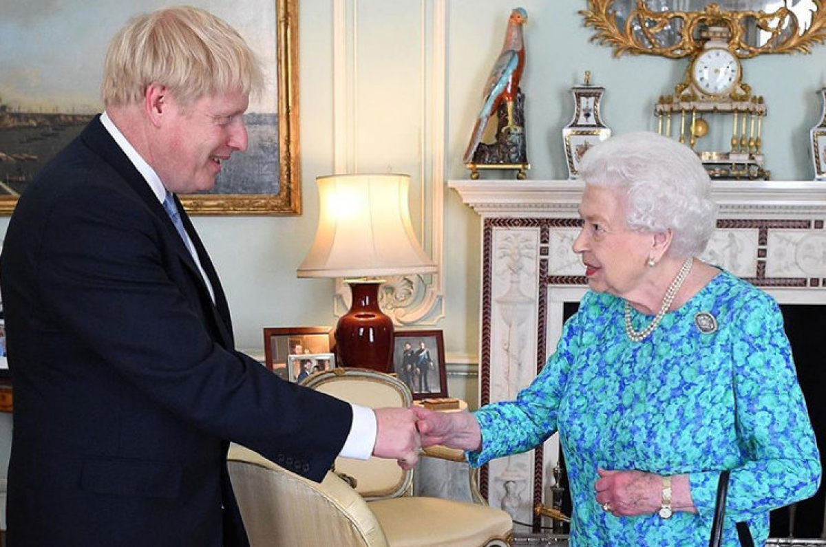 Елизавета II предоставила Борису Джонсону дворец для некоролевского занятия 