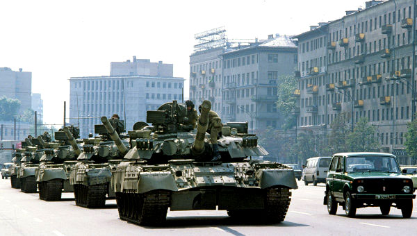 "Конец империи зла. Можем повторить", - украинцы напомнили России о важном историческом событии и показали украинский танк на главной площади Москвы