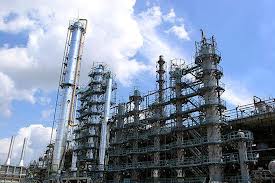 Работники НПЗ: тушить пожар на нефтеперерабатывающем заводе в Лисичанске нечем