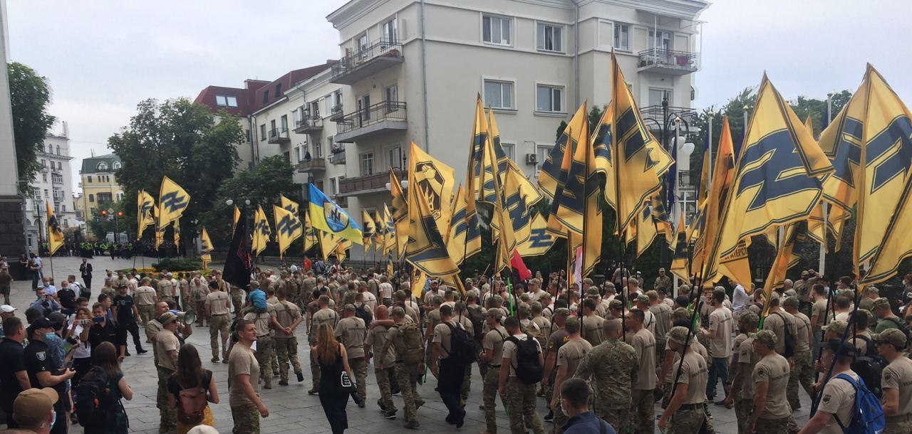 Марш защитников Украины в Киеве: "Нацкорпус" прорвался к Офису президента