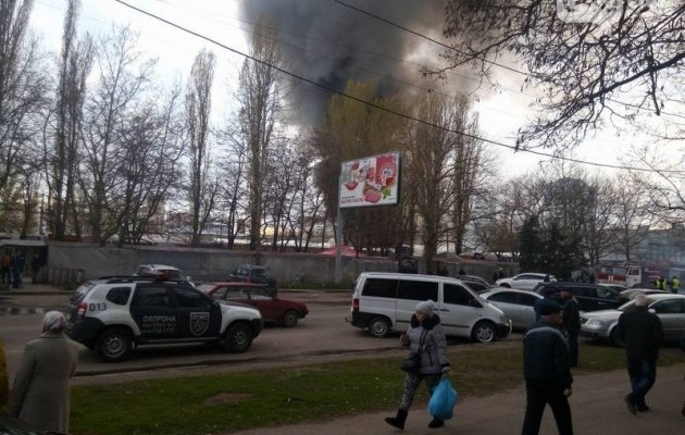 Дым столбом: в Сети появились кадры с масштабного пожара на "Северном" рынке в Одессе