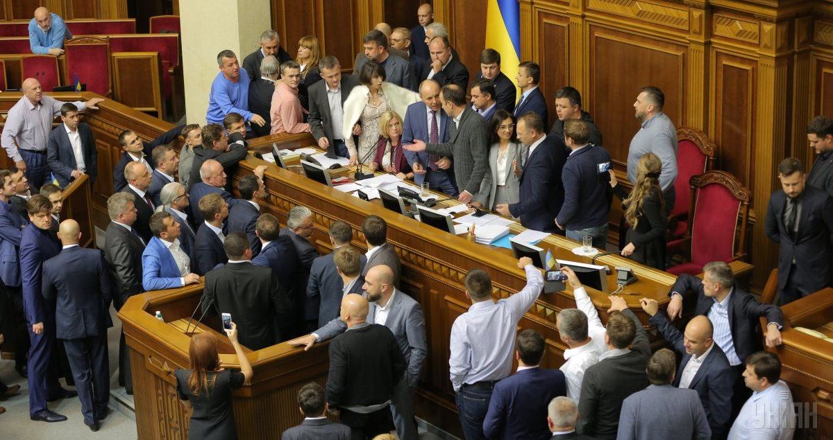 Луценко о скандалах в Раде с законопроектом по Донбассу: "шабаш расконсервированных агентов ФСБ" помешает Украине получить летальное оружие США