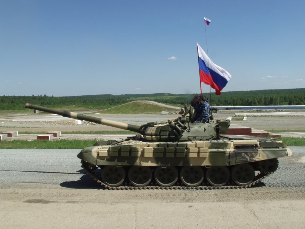 Российская армия активно перебрасывает войска в Крым: колонны с боевой техникой замечены в Керчи