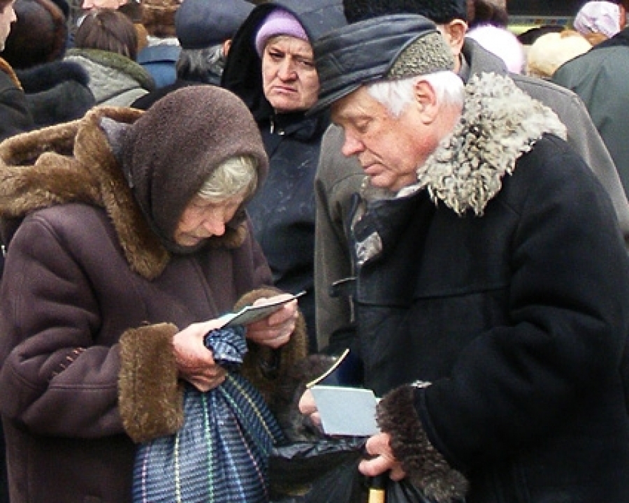 Малоимущий пенсионер. Бедные пенсионеры. Нищие пенсионеры России. Старики в очереди. Пенсионеры в очереди.