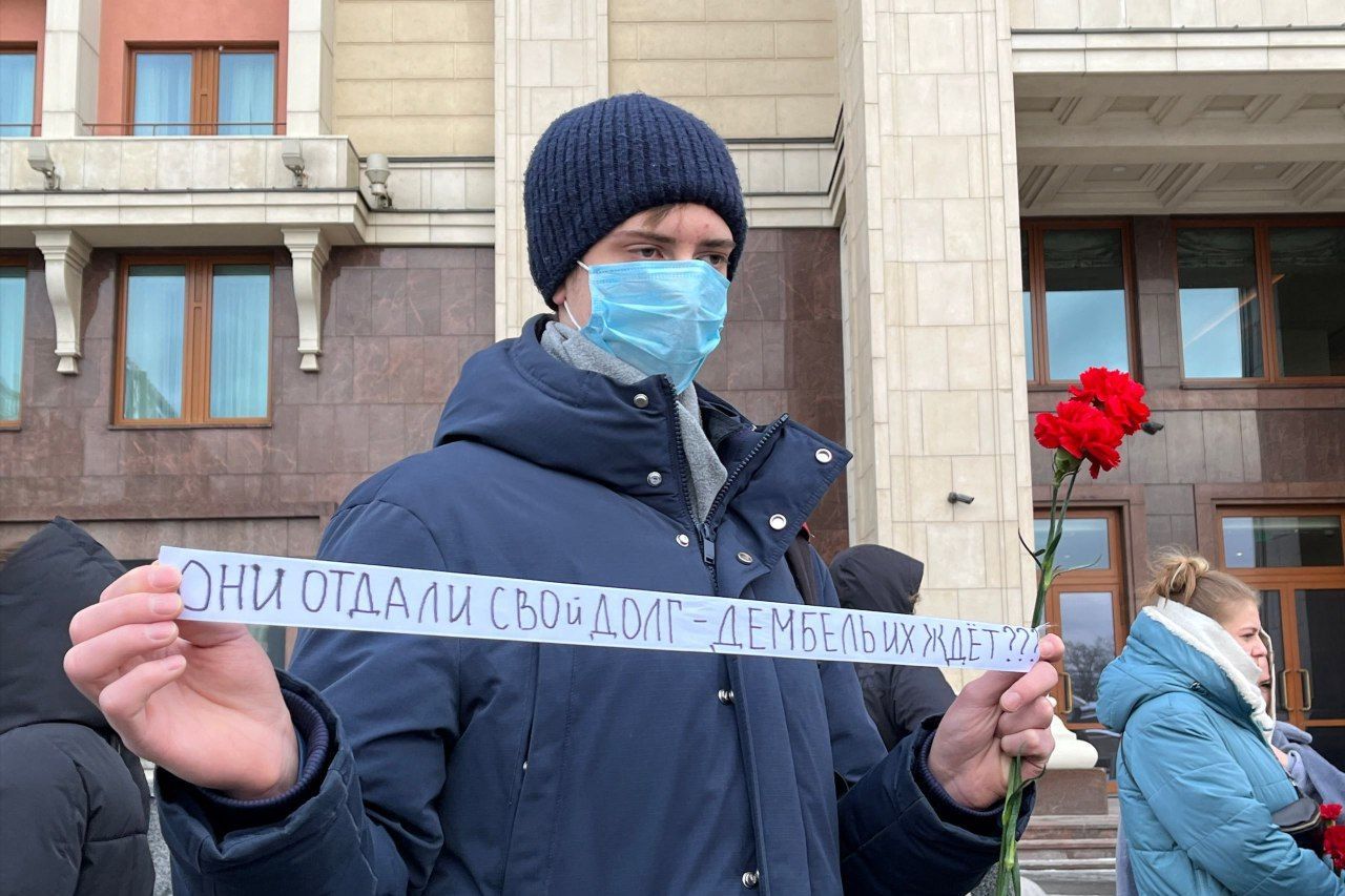 "Белые платки" бунтуют: сотни жен мобилизованных собрались в Москве, силовики "пакуют" людей в автозаки