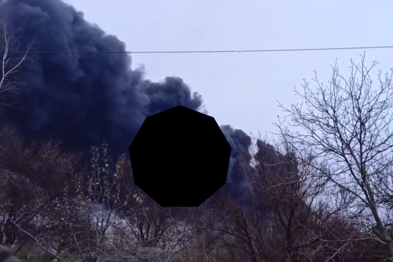 ​В Донецке мощный прилет – пылают резервуары с топливом, над городом черный дым