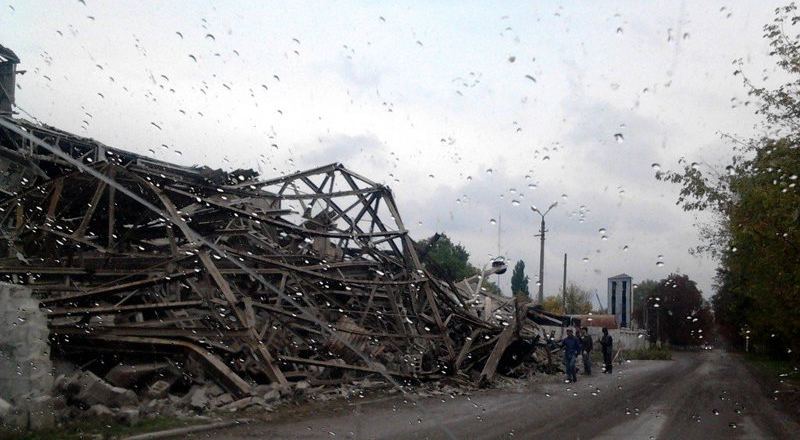В подконтрольной боевикам Амвросиевке разворовали цементный завод до полного разрушения