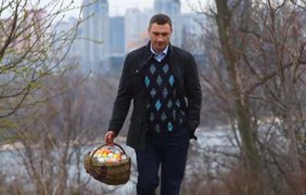 Кличко украсил дерево пасхальными яйцами
