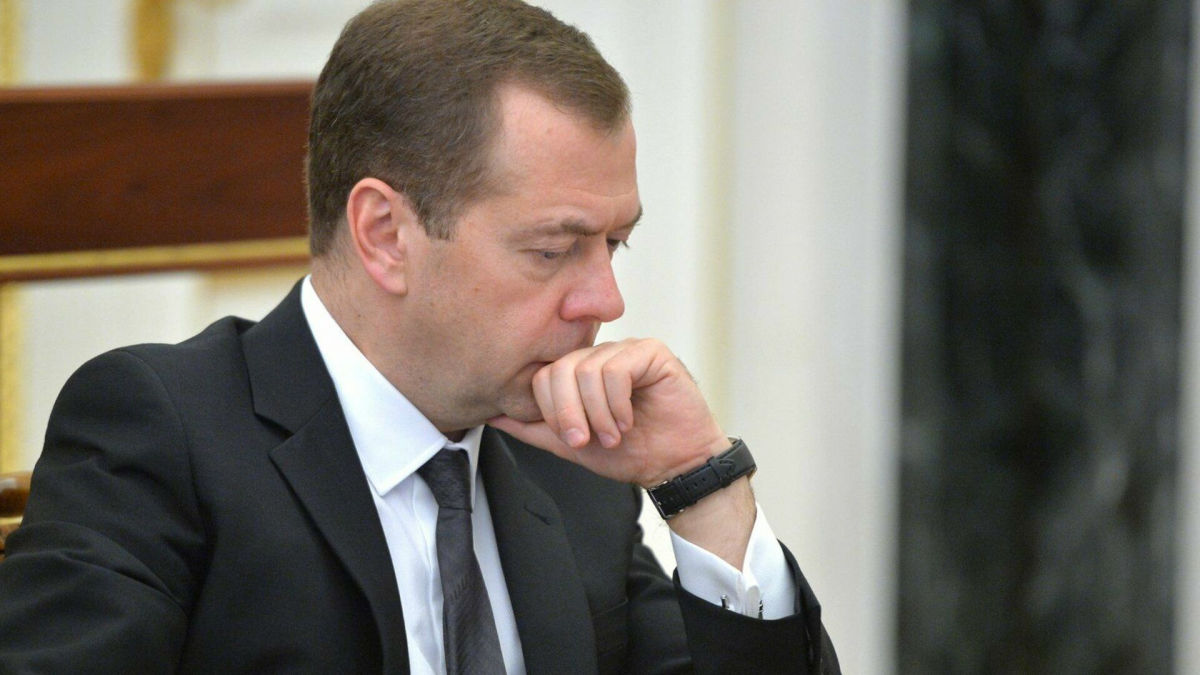 Медведева назвали "глубоко больным человеком" после его обещания выпустить 1,5 тыс. танков в год