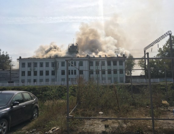 В российском Брянске горит машиностроительный завод: в Сети показали фото полыхающего здания 