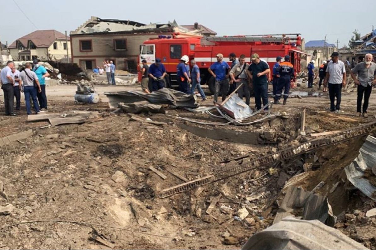 ​Воронка на месте взрыва АЗС в Махачкале похожа на удар ракеты: что могут власти РФ скрывать о ЧП