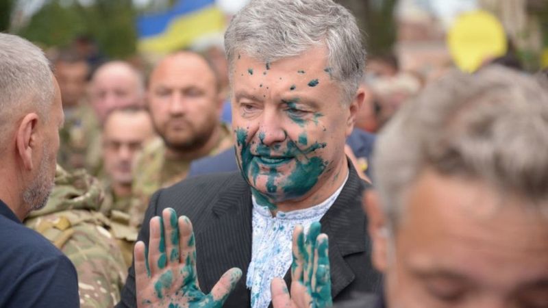 Появилась фото мужчины, который плеснул зеленкой в лицо Петра Порошенко: в Сети его опознали 