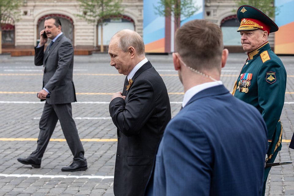 ​Новое фото Путина на параде в День победы лишило россиян дара речи: "Скоро уже, скоро"