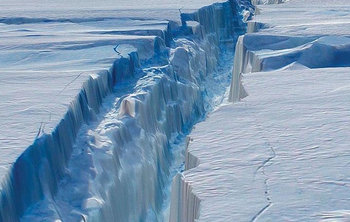 В NASA показали первые "космические" снимки отколовшегося от Антарктиды айсберга размером с Эстонию - опубликованные кадры завораживают