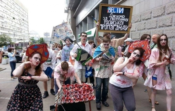 Зомби марш в кокошниках: в Киеве с криками "Новороссия" провели акцию против газеты "Вести"