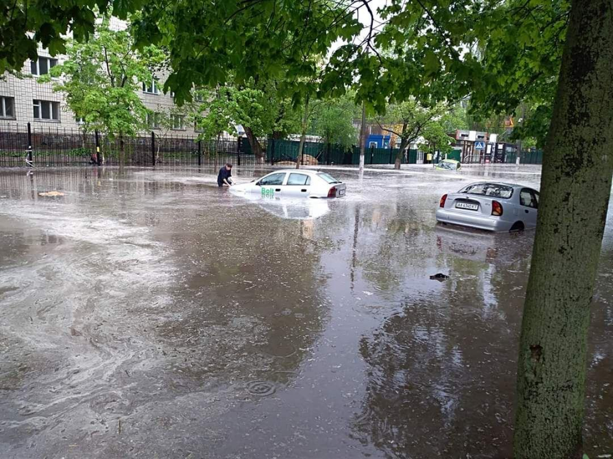 Киев залило ливнем: машины и улицы "ушли под воду", град побил деревья, людям вода выше щиколотки - кадры