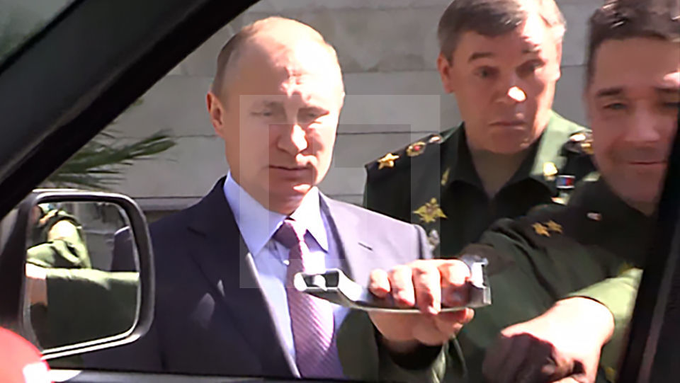 Знак качества: генерал РФ на глазах у Путина оторвал ручку от "УАЗ-Патриот", забыв о правилах эксплуатации