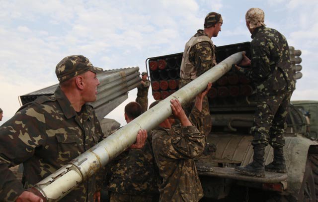«ИС»: в Донбасс прибыла колонна с российскими боеприпасами и снаряжением