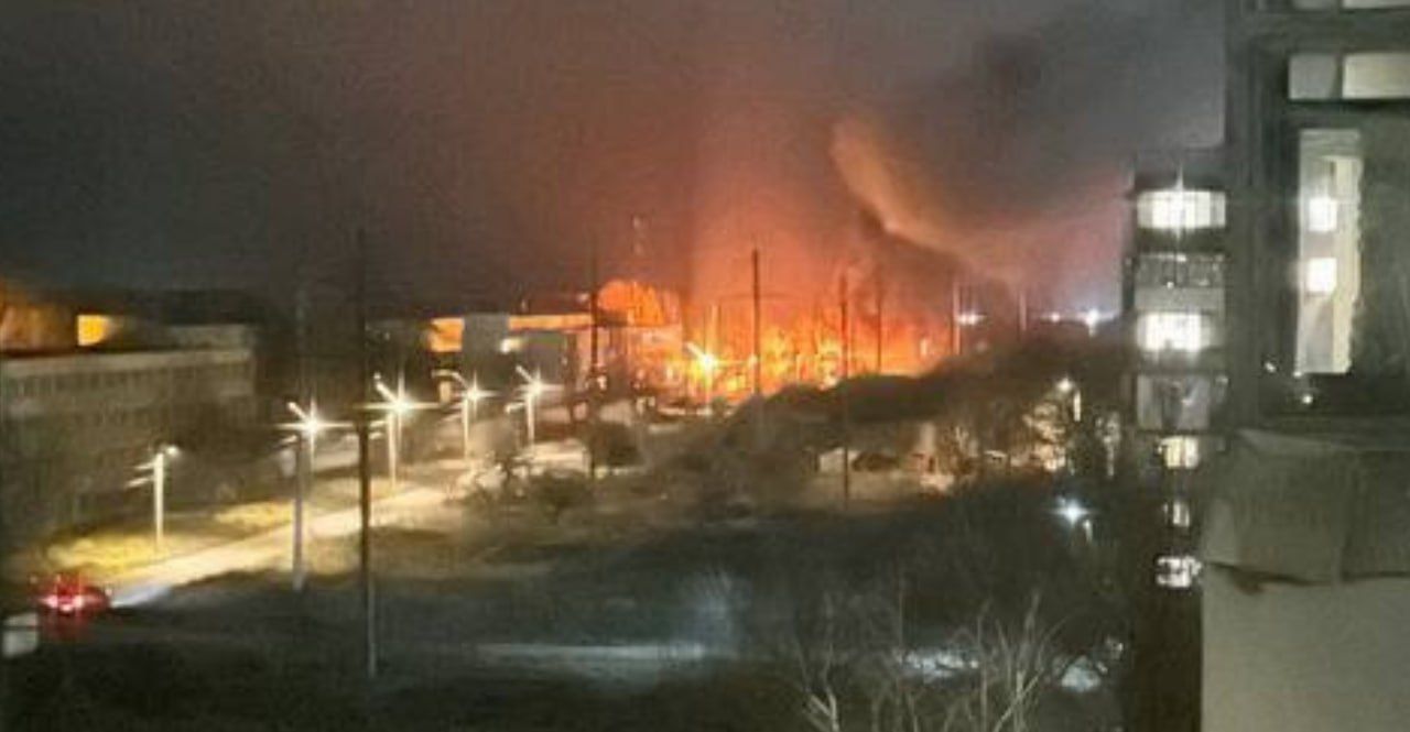 В Бердянске три взрыва на военном аэродроме, начался очень большой пожар