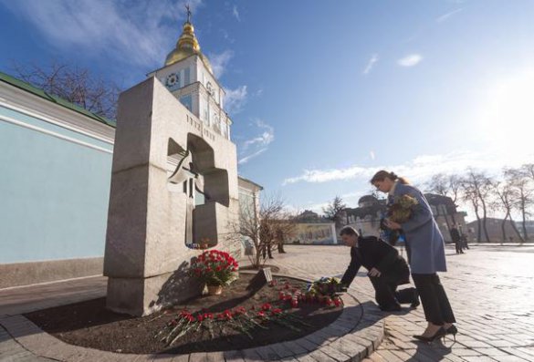 Президент Украины с супругой возложили цветы к памятнику жертвам Голодомора
