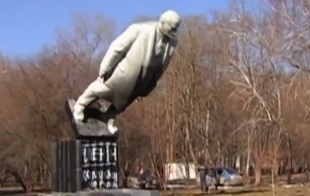 "Ленинопад" на Харьковщине: националисты повалили два памятника коммунистическим идолам 