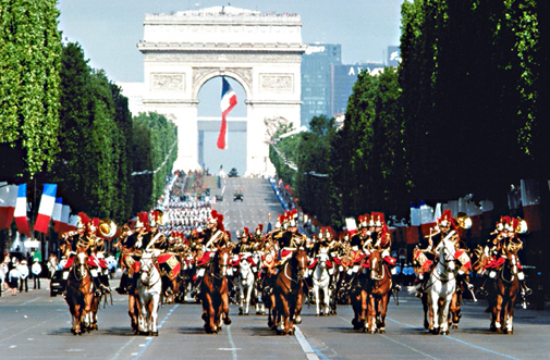 В Париже проходит торжественный парад, приуроченный к Дню взятия Бастилии