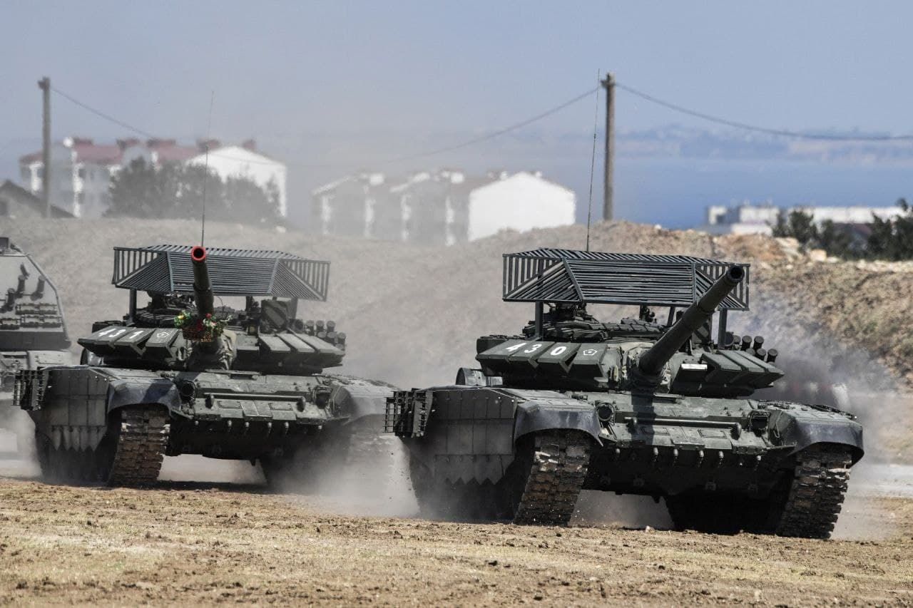 Россия готовится к ударам Javelin ВС Украины и завезла в Севастополь танки "Т-72Б3"