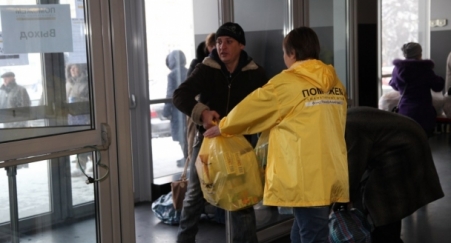 Жителям Макеевки выдали гуманитарную помощь от Штаба Рината Ахметова