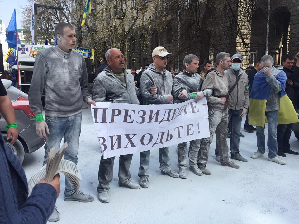 Группа разгневанных протестующих двинулась к имению Порошенко: активисты вызывают президента на серьезный разговор