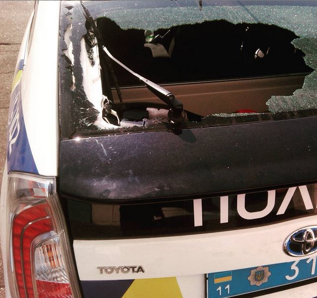 В Киеве неизвестные напали на машину полицейских