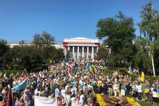 Марш Защитников в Киеве: толпа рукоплескала и скандировала ветеранам "Спасибо!" - невероятные кадры