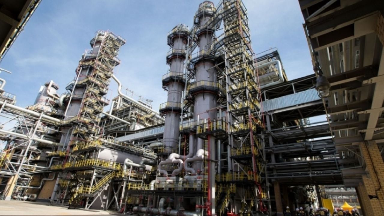 ​Минимум пять "хлопков": беспилотники атаковали резервуары с нефтепродуктами на Ростовщине – появились кадры