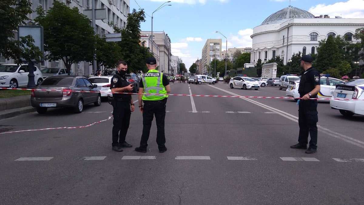 Захват банка в Киеве: появилось фото террориста из Узбекистана с заложницей 