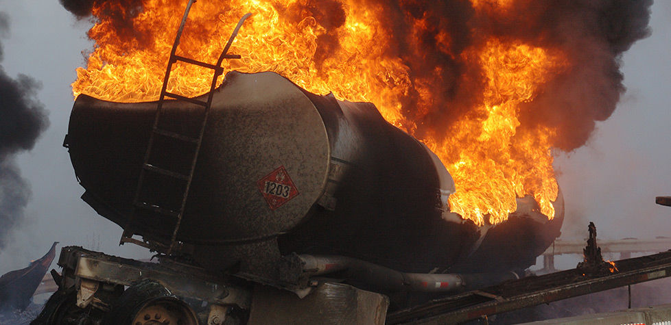 В Рубежном на Луганщине горит военная база: после взрыва бензовоза начался мощный пожар