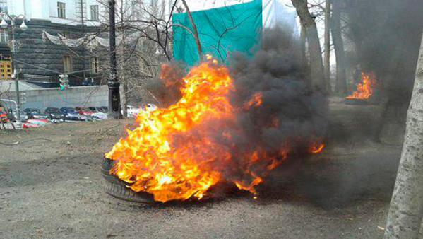 Под Кабмином горят шины. Вкладчики "Дельта Банка" требуют национализации финучреждения