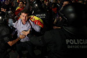 В Барселоне сторонники единой Испании штурмуют здание каталонского  радио, а противники уже отмечают победу песнями и танцами- кадры