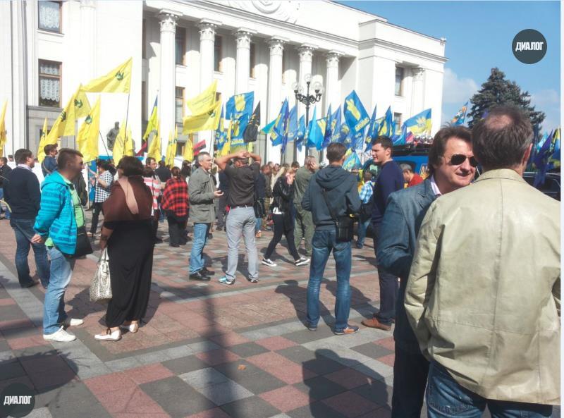 Как пикетировали Верховную Раду в Киеве: плакаты с ругательствами, угрозы депутатам и беспорядки в городе