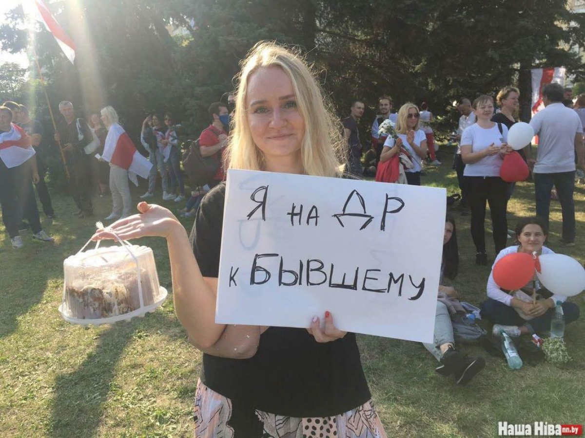 "Лукашенко, выходи, будем "поздравлять"", - тысячи протестующих приближаются к резиденции президента в Беларуси