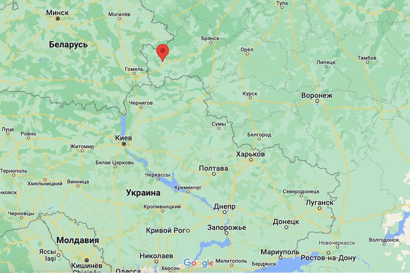 В Клинцах трое в черно-красной одежде атаковали войсковую часть ВС РФ и скрылись – СМИ