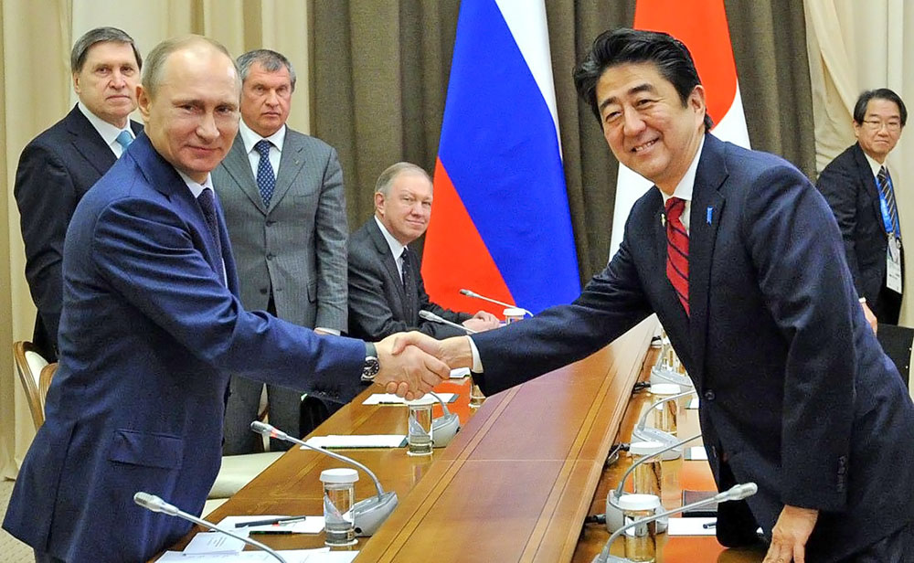 ​Стеб по-японски: Синдзо Абэ вручил Владимиру Путину картину "Прибытие Путятина"