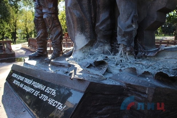“Защитники ЛНР” остались без сапог – в Луганске радикальным образом разделались с памятником боевикам