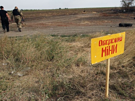 Трактор с двумя мужчинами наехал на неопознанную бомбу под Волновахой - мощный взрыв убил одного местного жителя