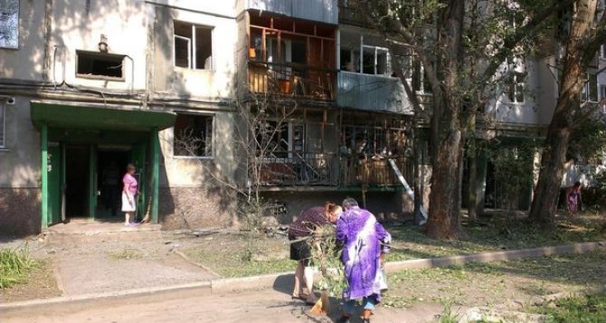 В результате обстрела в Луганске пострадала многоэтажка в восточных кварталах