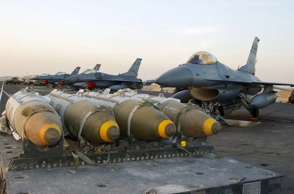 России приготовиться: появились фото 960 кг авиабомб JDAM для украинских F-16 - СМИ