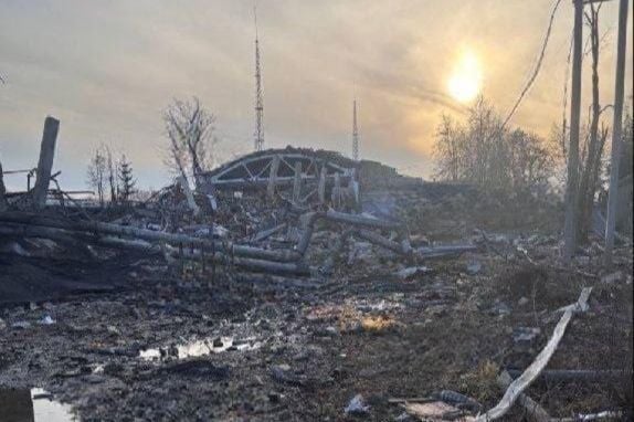 Руины и "груз 200" у ворот: завод "Пластмасс" разрушен до основания взрывом, росСМИ показали кадры