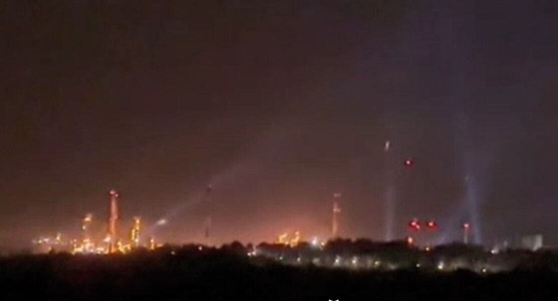 Украинские дроны вывели из строя Саратовский НПЗ: в Сети показали видео атаки