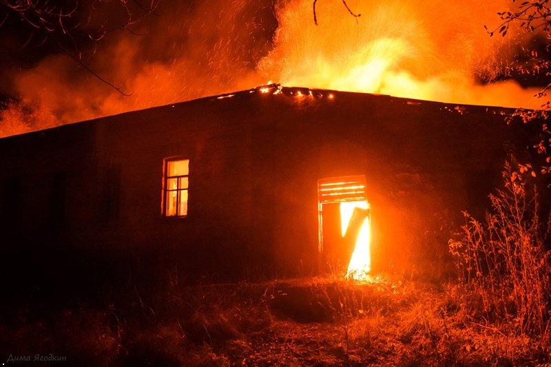 В Донецке сгорел спортзал закрытой школы - соцсети бурлят. Кадры