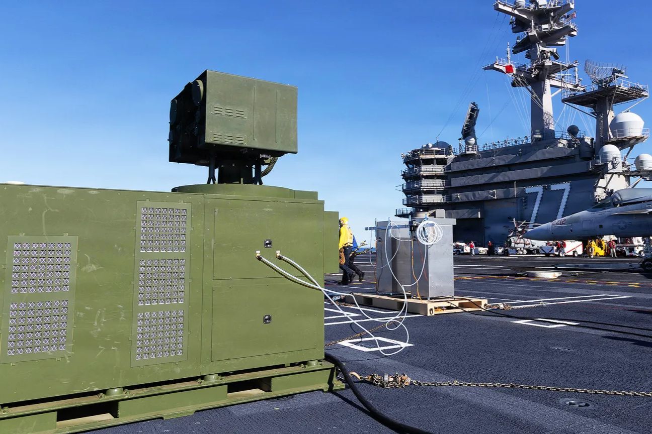 ​Новый этап войны с дронами: флот США испытал лазер на авианосце USS George